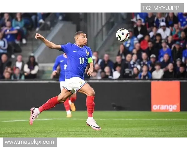 34岁足球球星职业生涯回顾与未来发展潜力分析